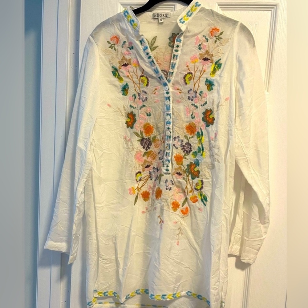 Adore Floral Embroidered White Tunic Blouse in size Small NWOT